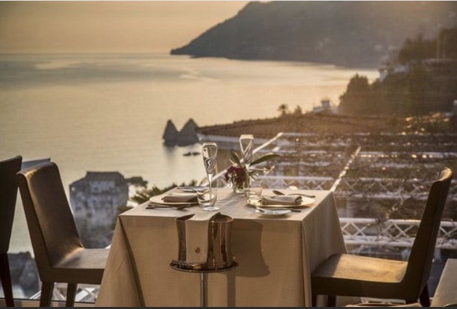 ristorante romantico a picco sul mare costiera amalfitana